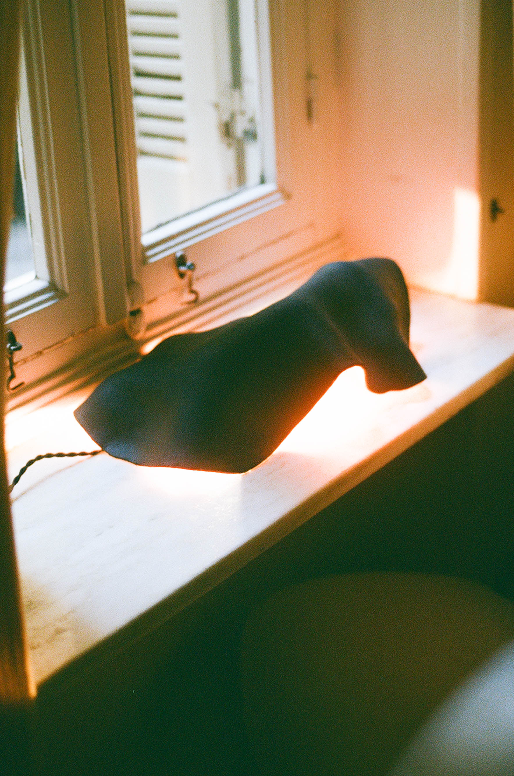 BLACK LOCULE LAMP II