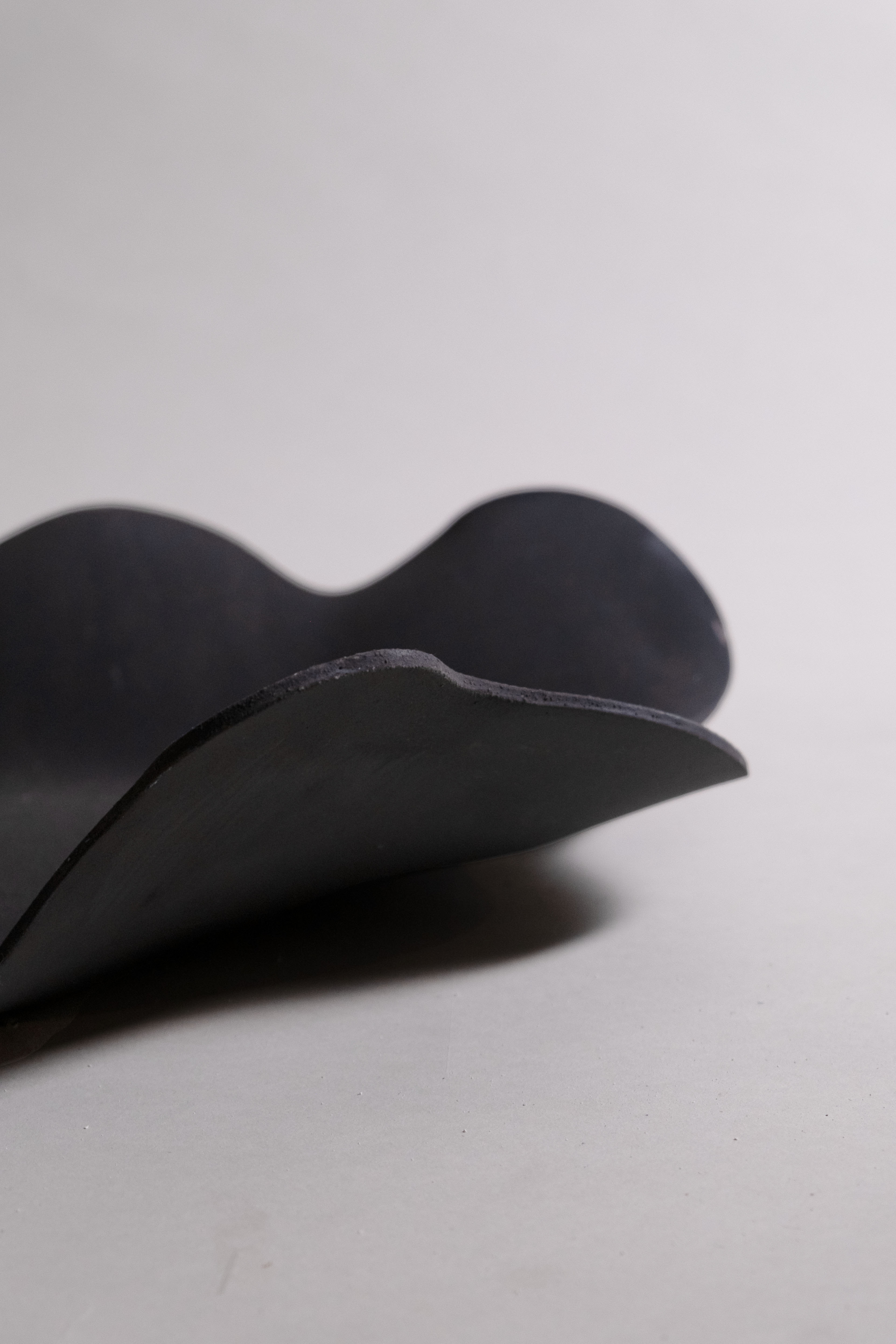 BLACK LOCULE PLATTER