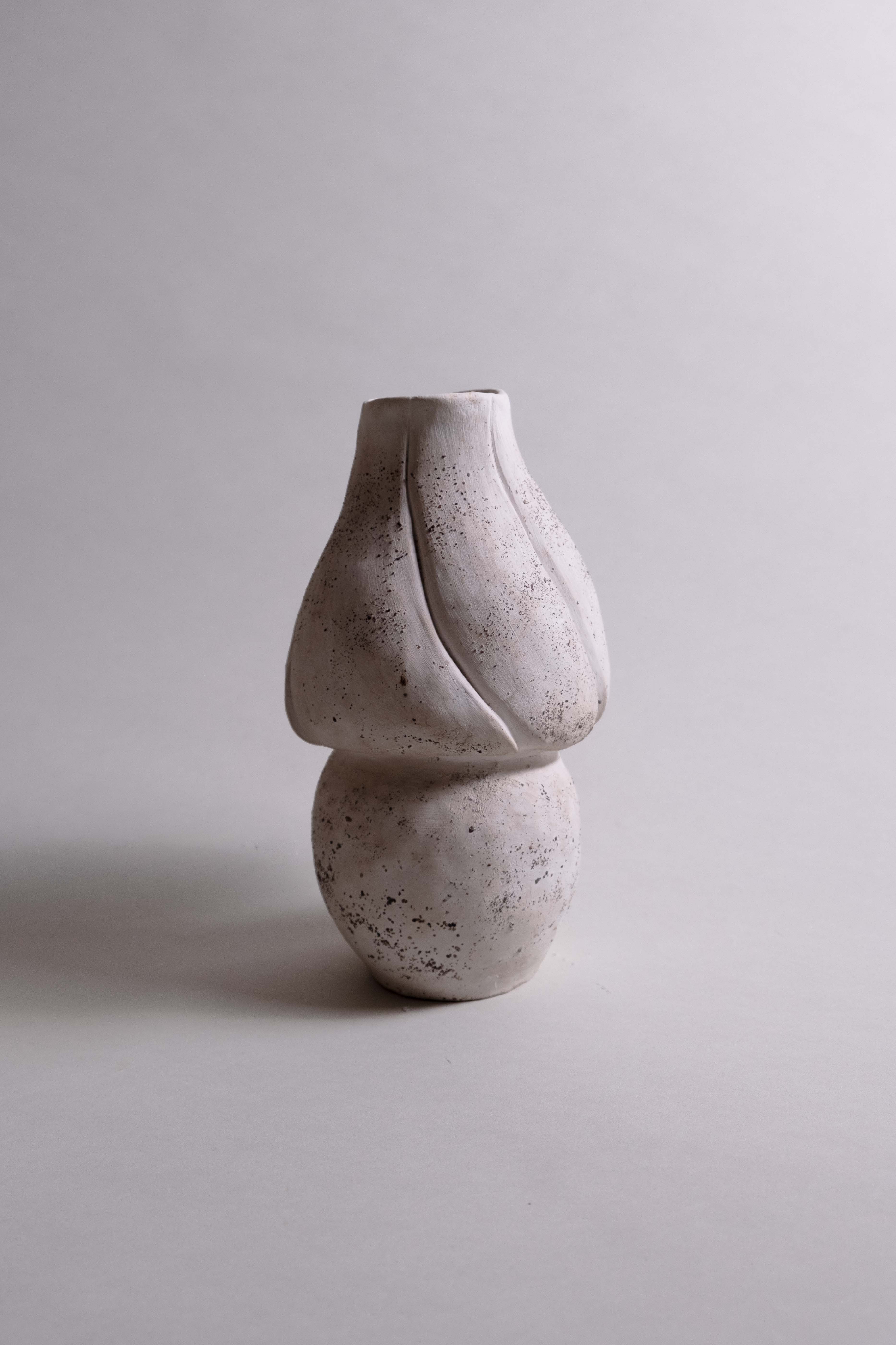 STOMATA SERIES VASE 2 WHITE CLAY