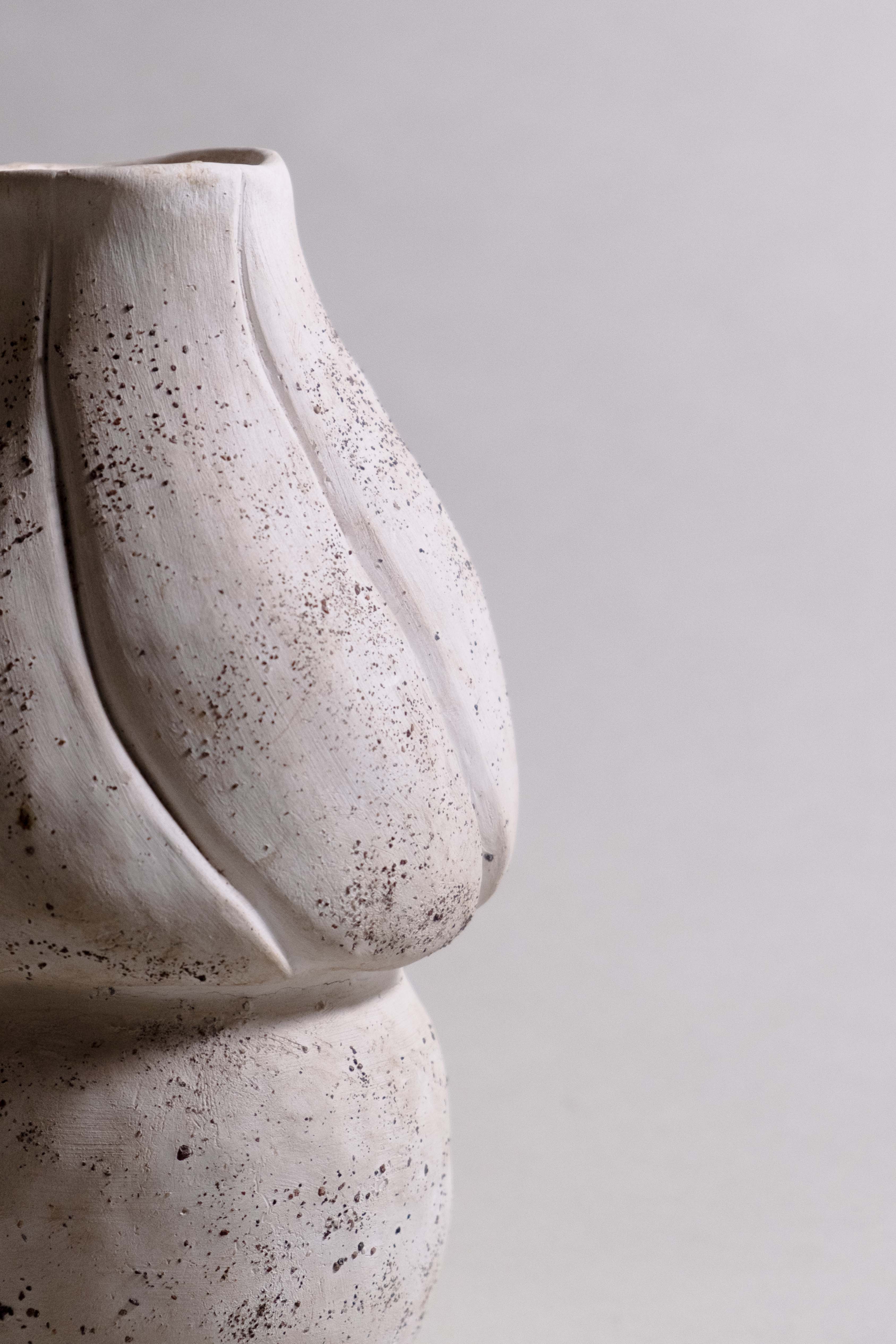 STOMATA SERIES VASE 2 WHITE CLAY