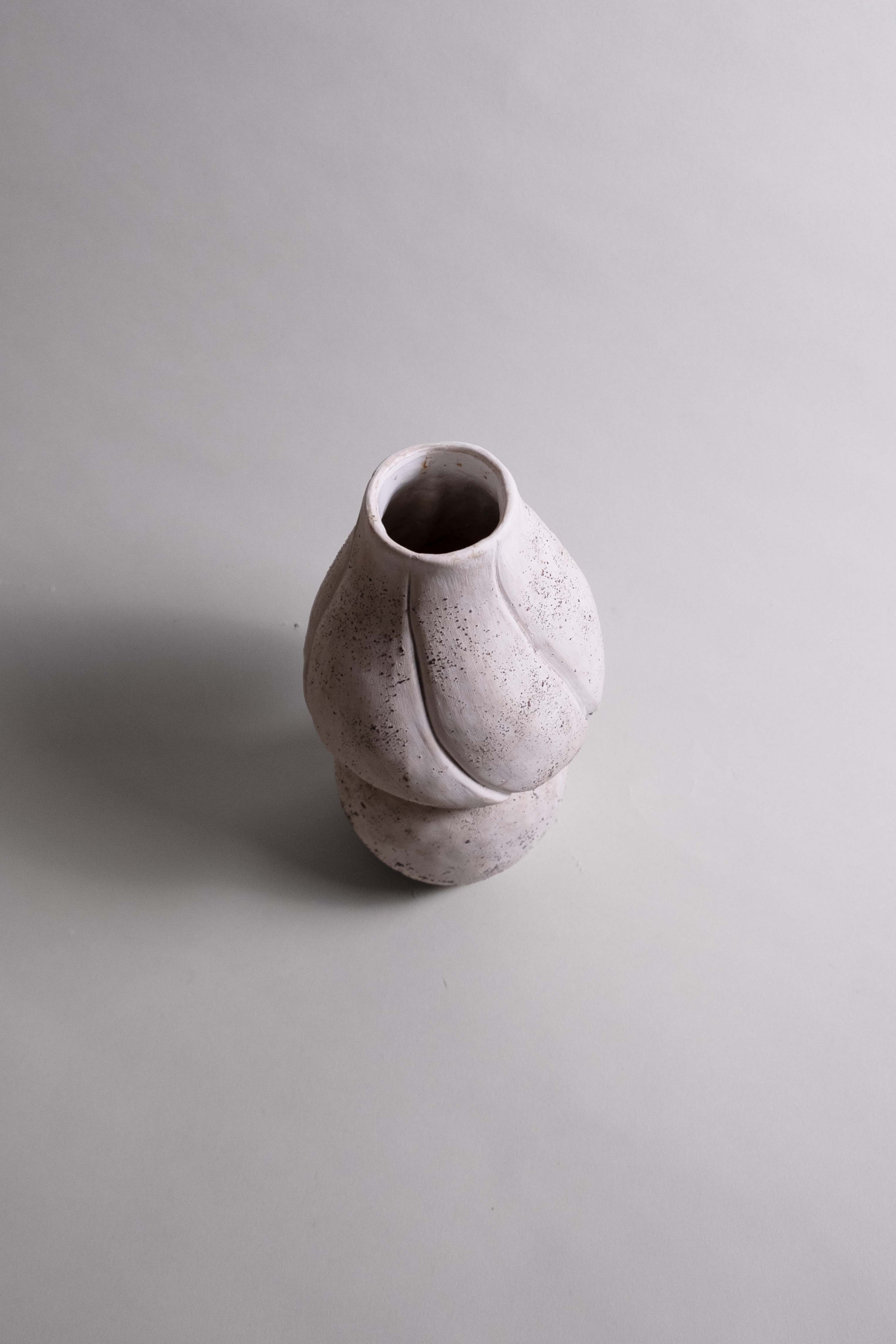 STOMATA SERIES VASE 2 WHITE CLAY