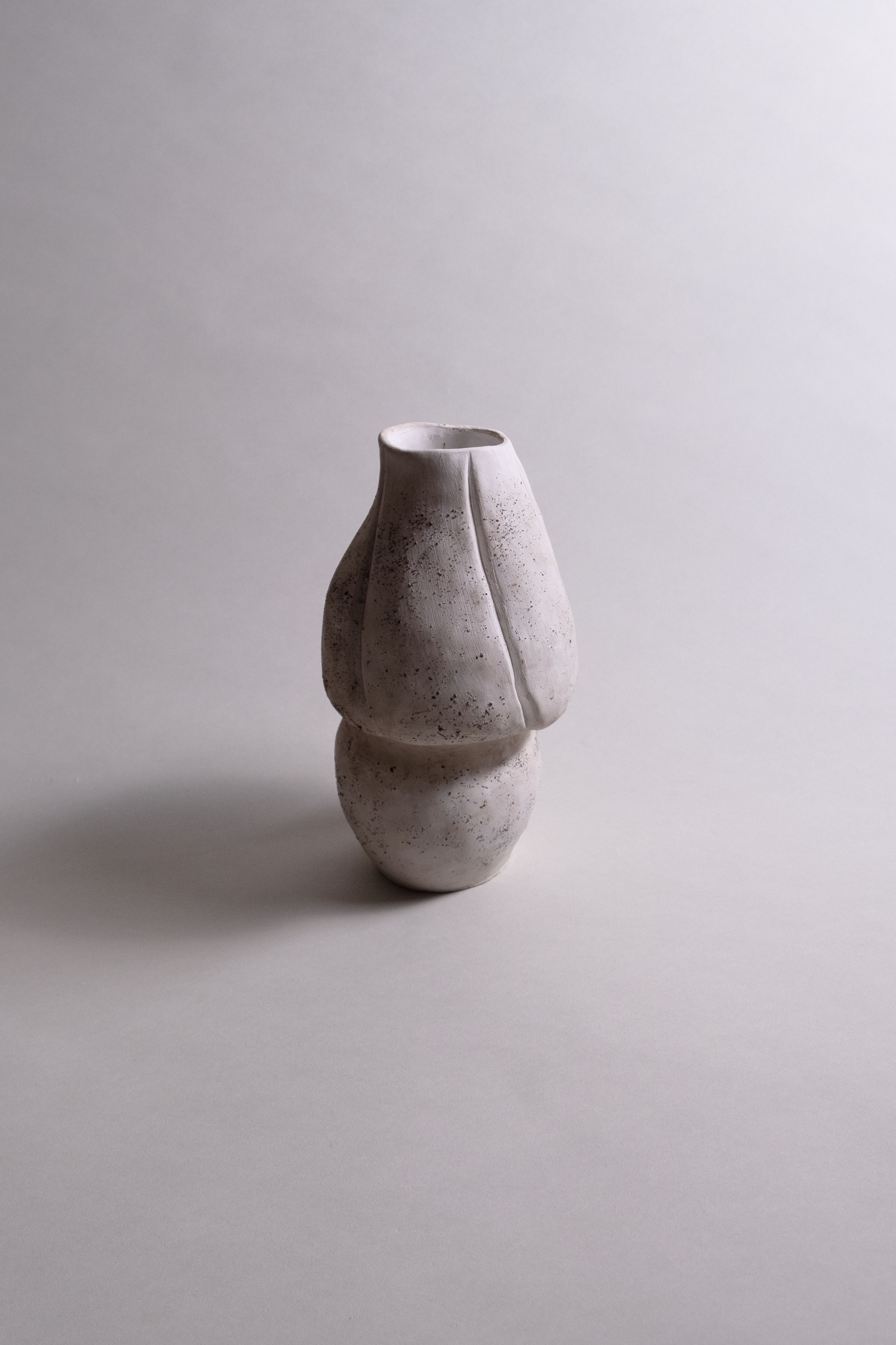 STOMATA SERIES VASE 2 WHITE CLAY