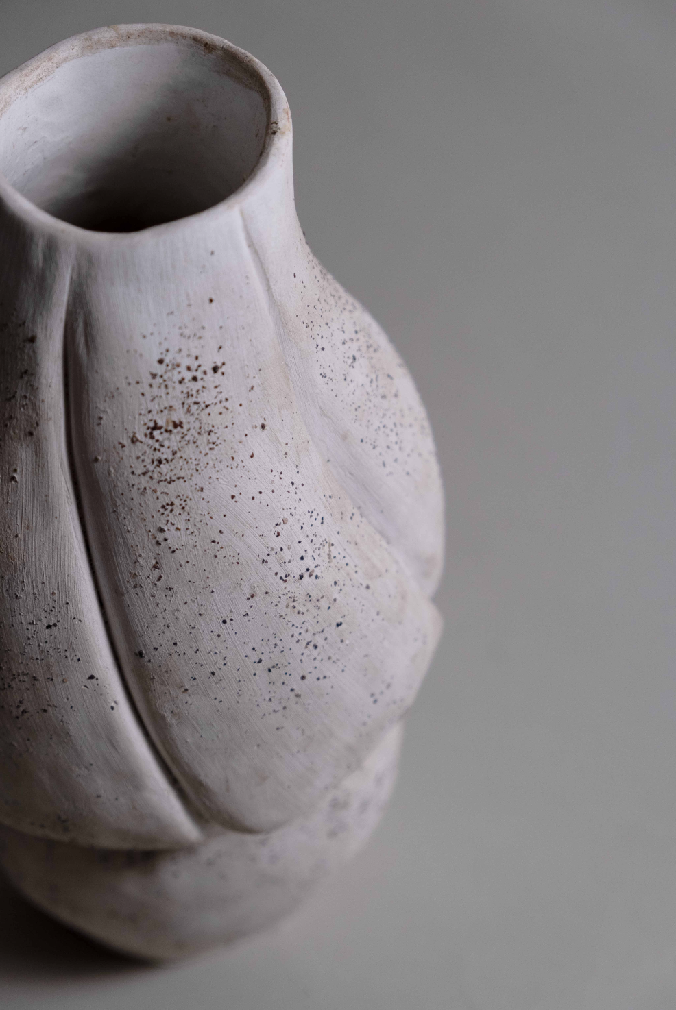 STOMATA SERIES VASE 2 WHITE CLAY
